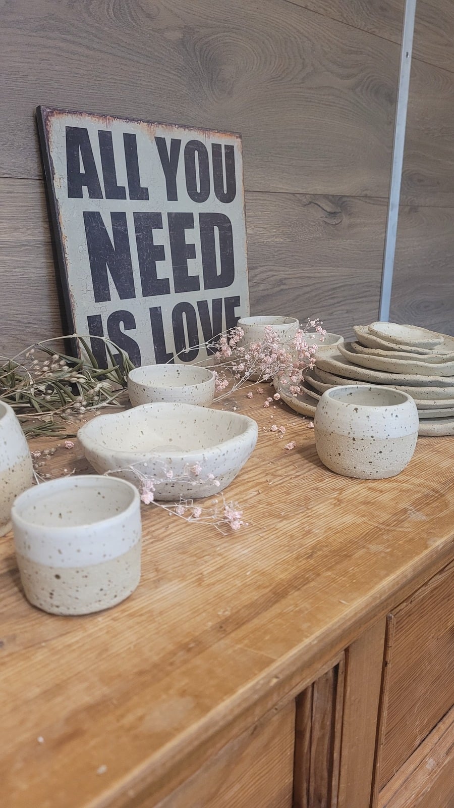 Bols, tasses et assiettes champêtres sur un buffet en bois