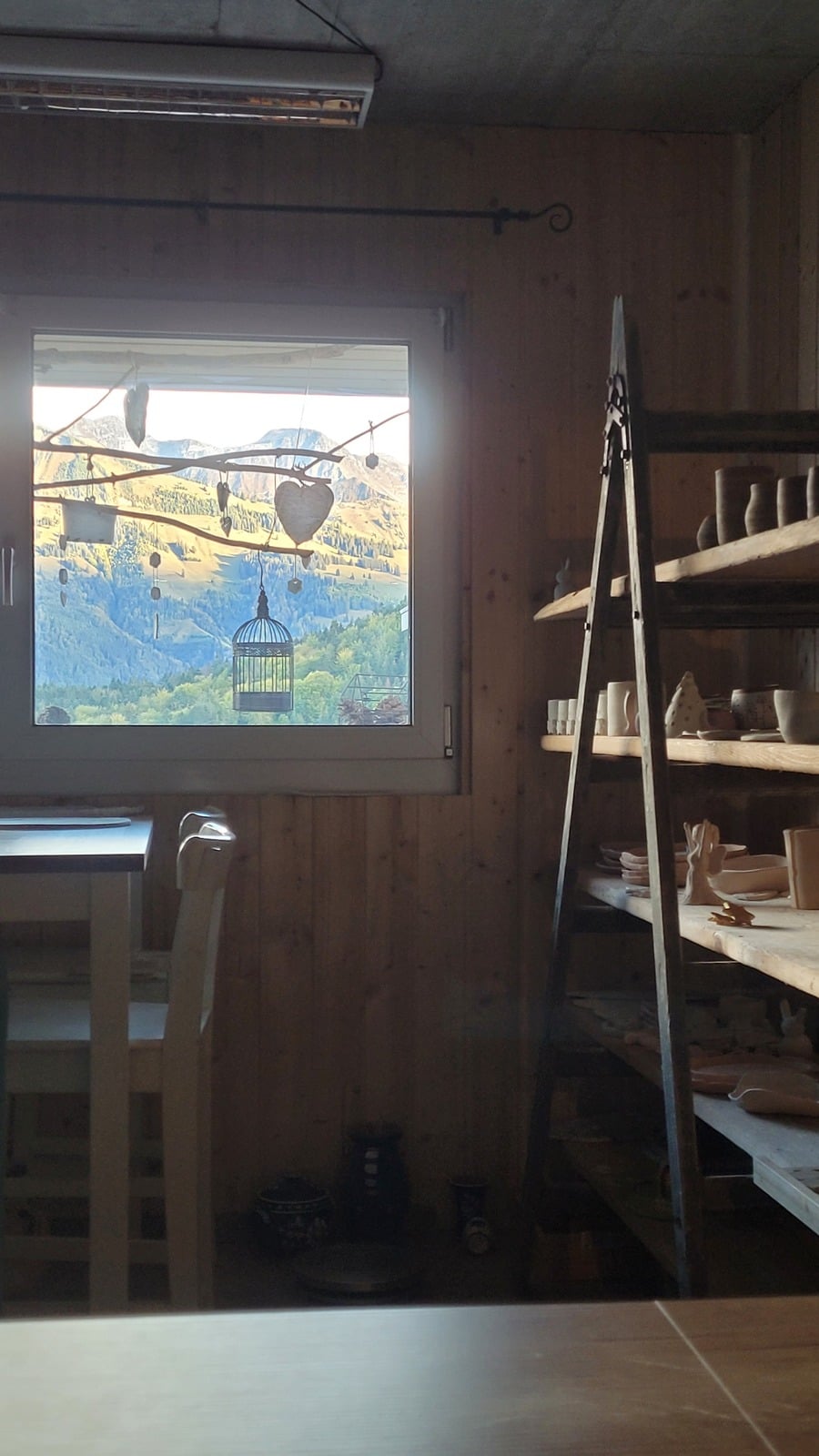 Fenêtre de l'atelier ouverte sur les montagnes