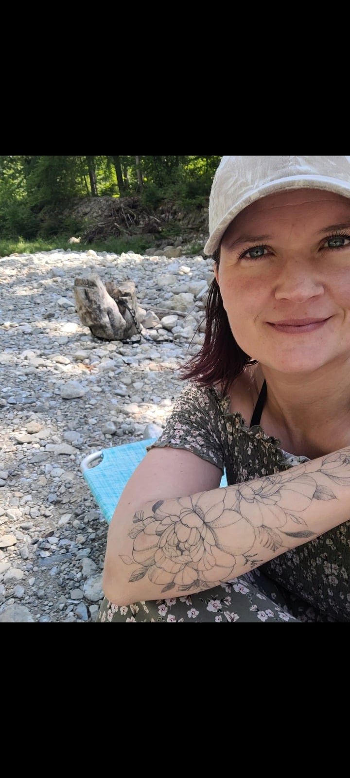 Nathalie en balade au bord d'une rivière