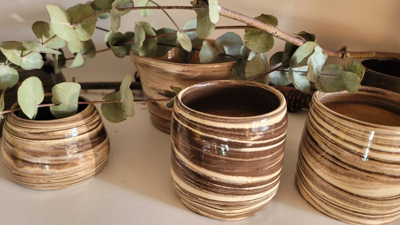 Trois pots en terres mêlées noire et blanche