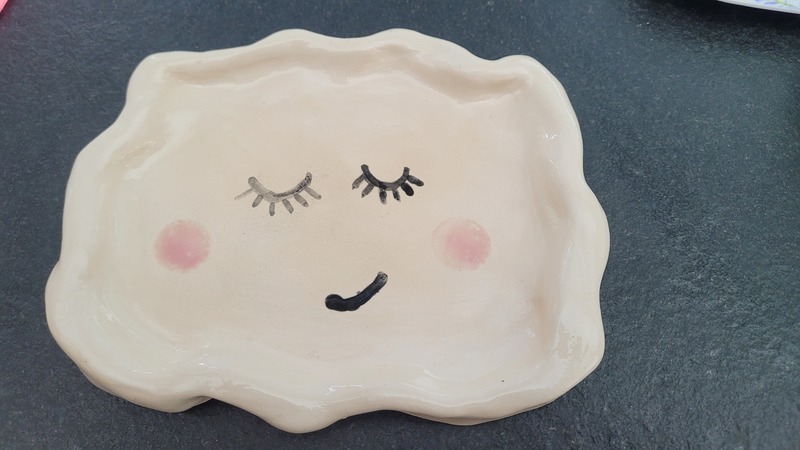 Assiette nuage au visage souriant, faite par un enfant