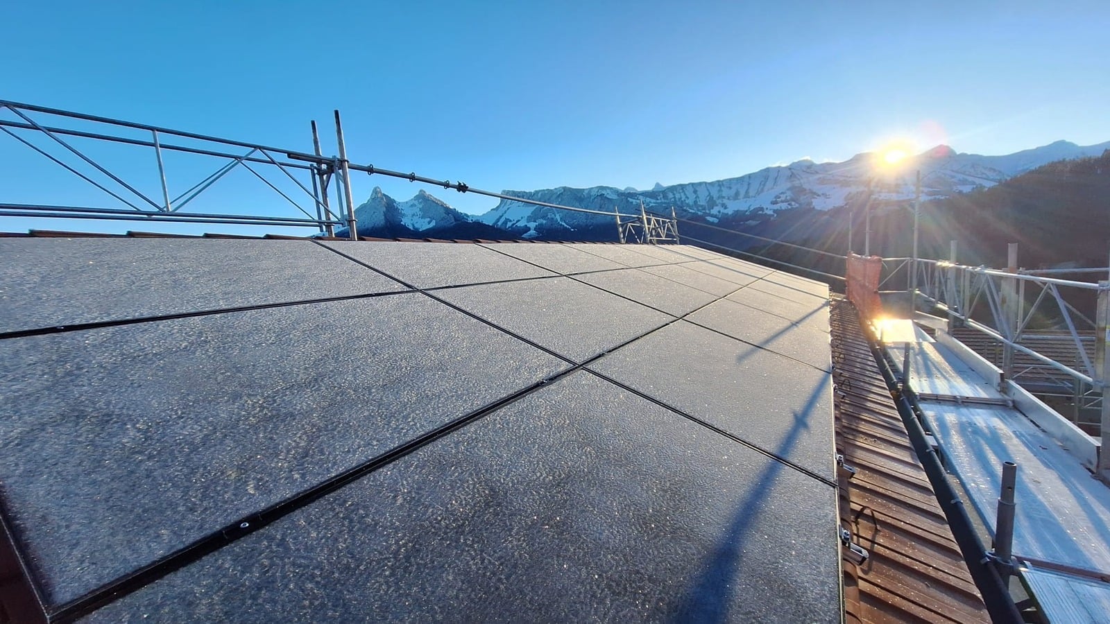 Panneaux solaires sous le soleil, face aux montagnes