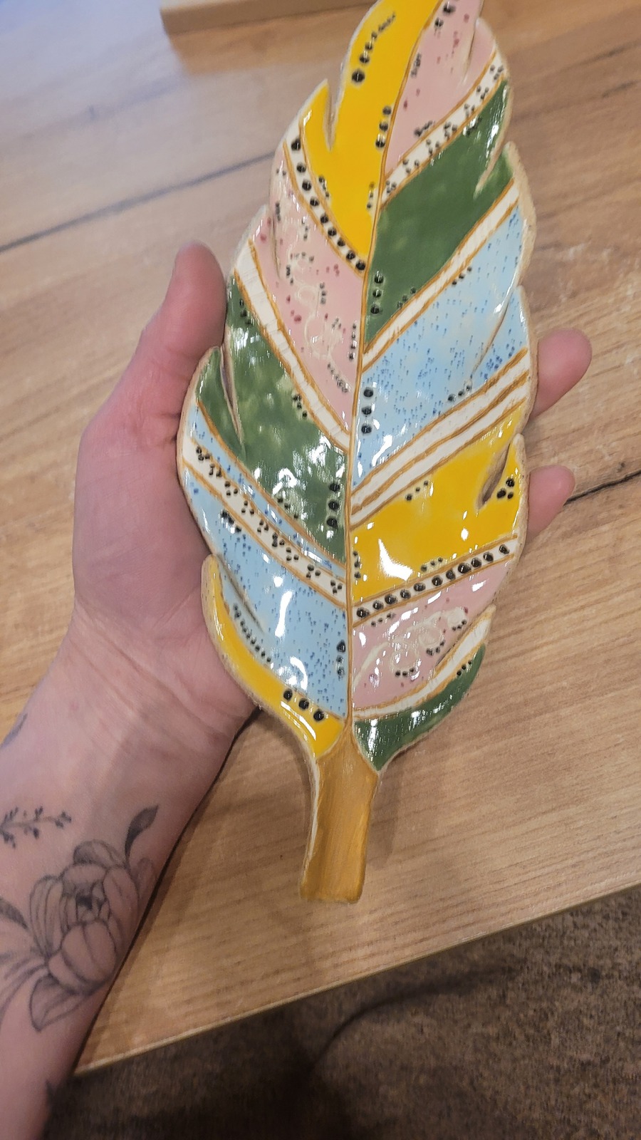 Plat en forme de feuille aux motifs colorés