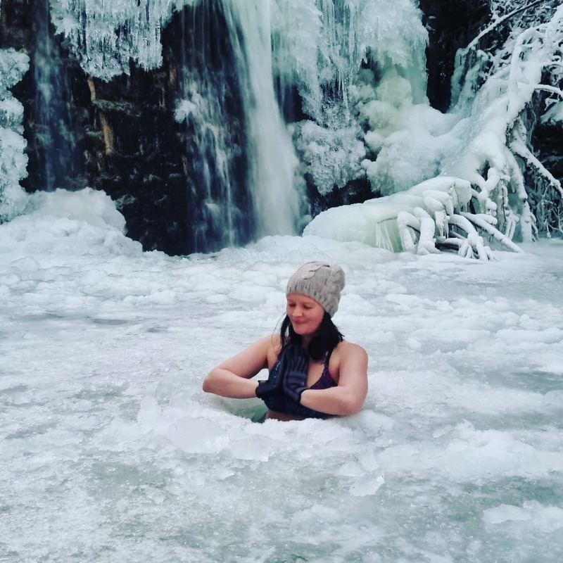 Bain glacé au pied d'une cascade gelée