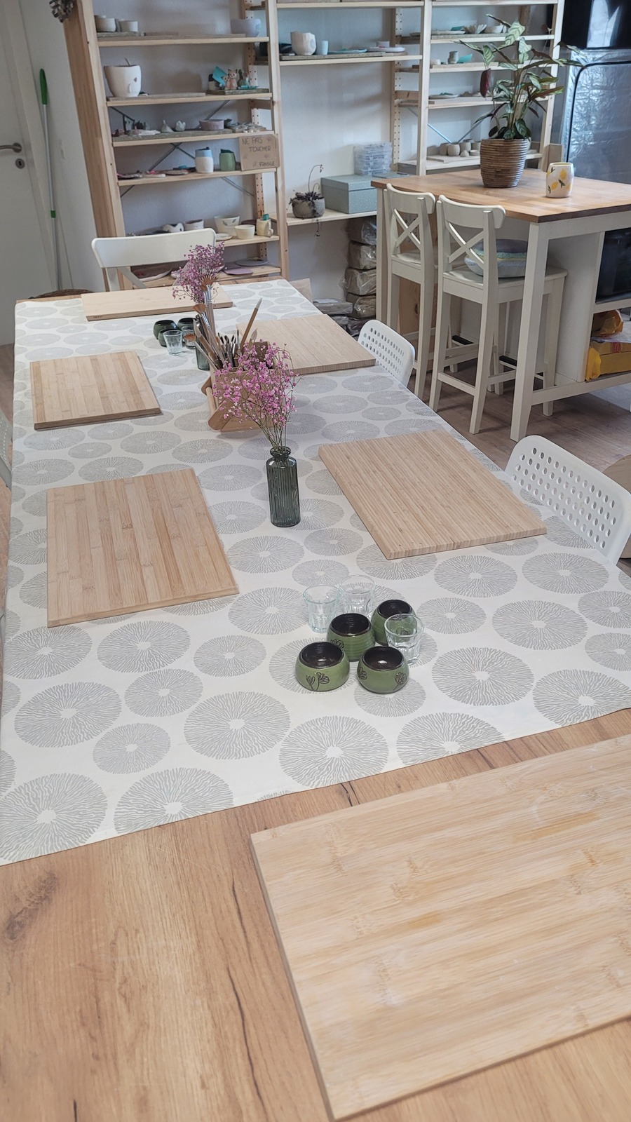 Tables de travail prêtes pour un atelier