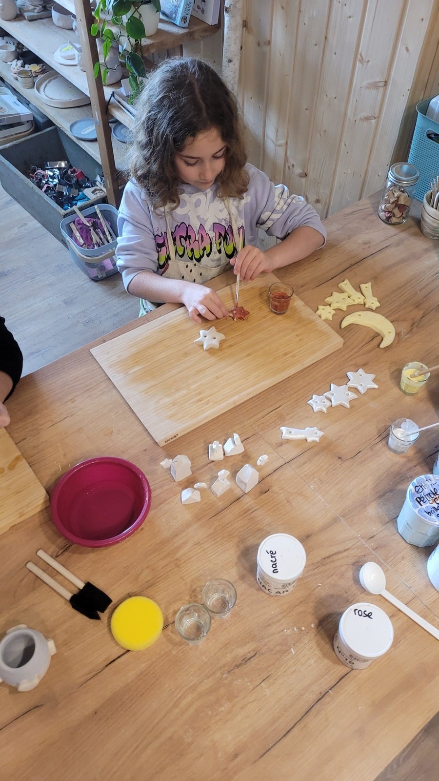 Une petite fille concentrée sur sa création