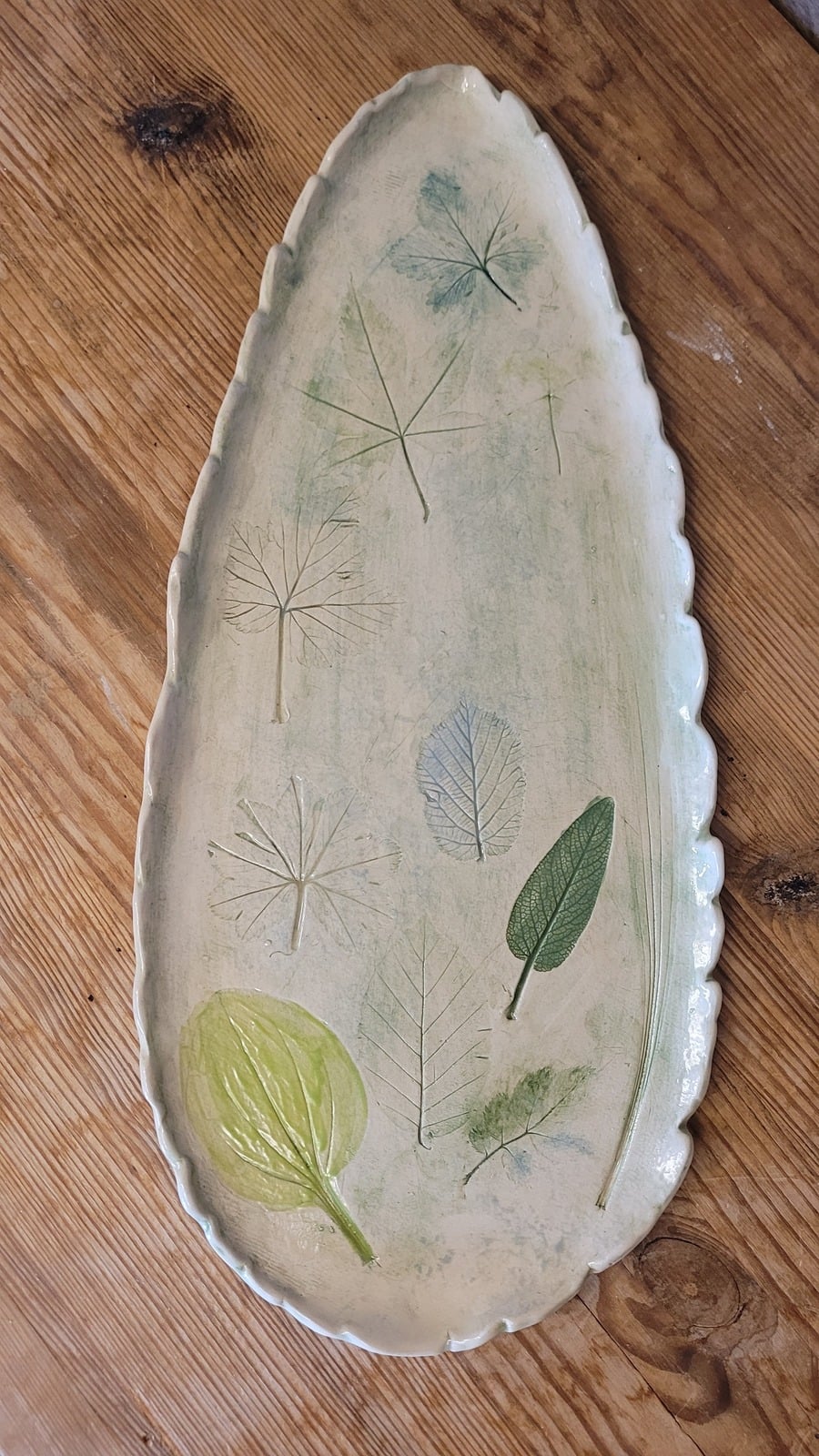 Longue assiette feuille aux empreintes végétales