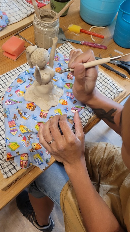 Un parent et son enfant à l'atelier