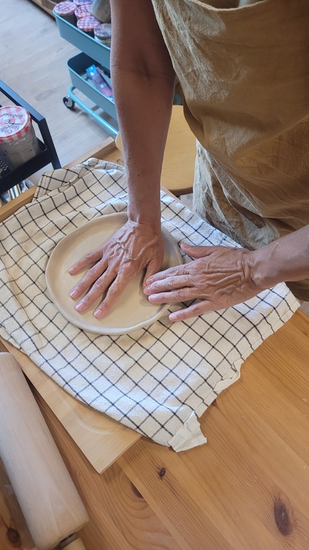 Mains qui façonnent une assiette
