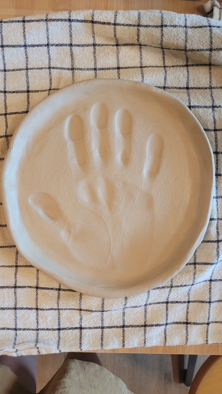 Assiette réalisée par une maman avec l'empreinte de sa main
