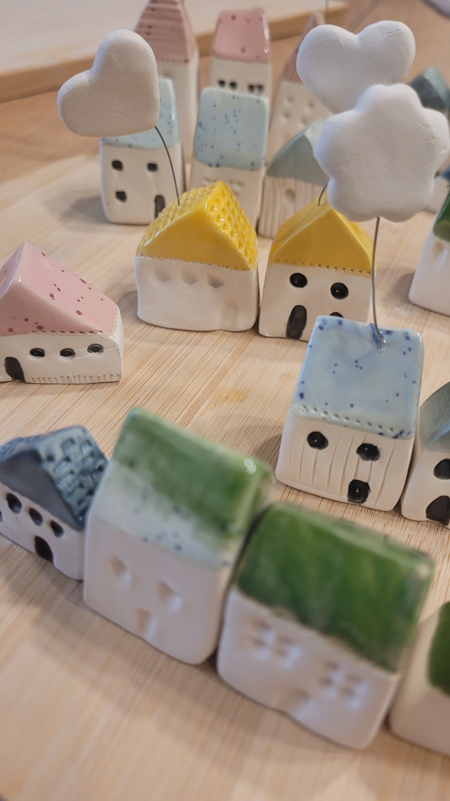 Maisonnettes aux toits colorés et petits nuages
