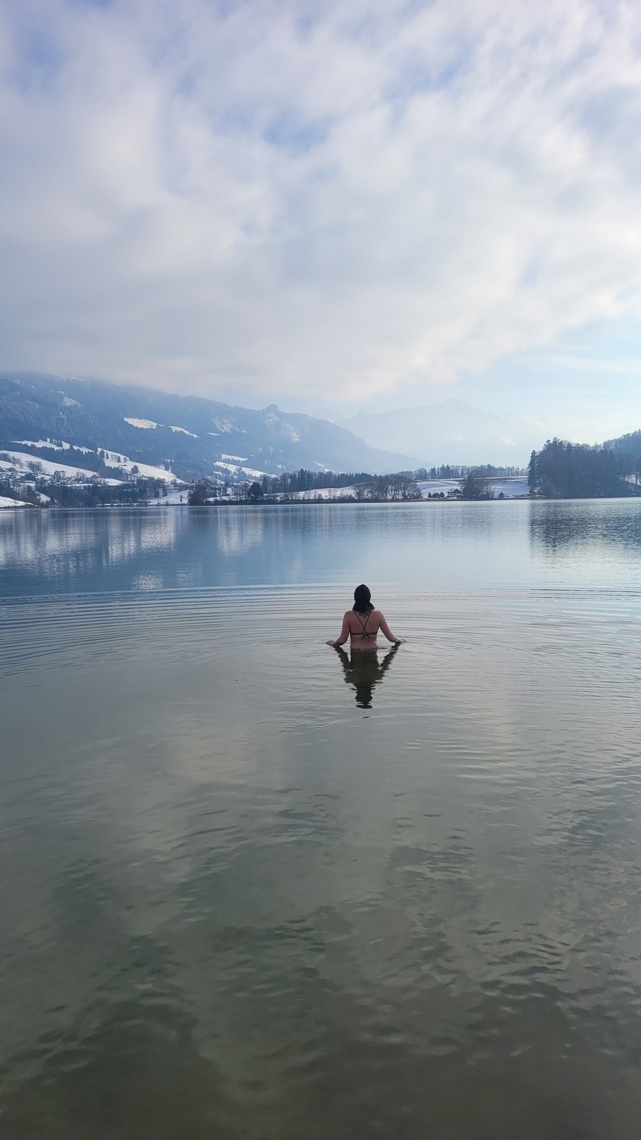 En paddle sur un lac de montagne