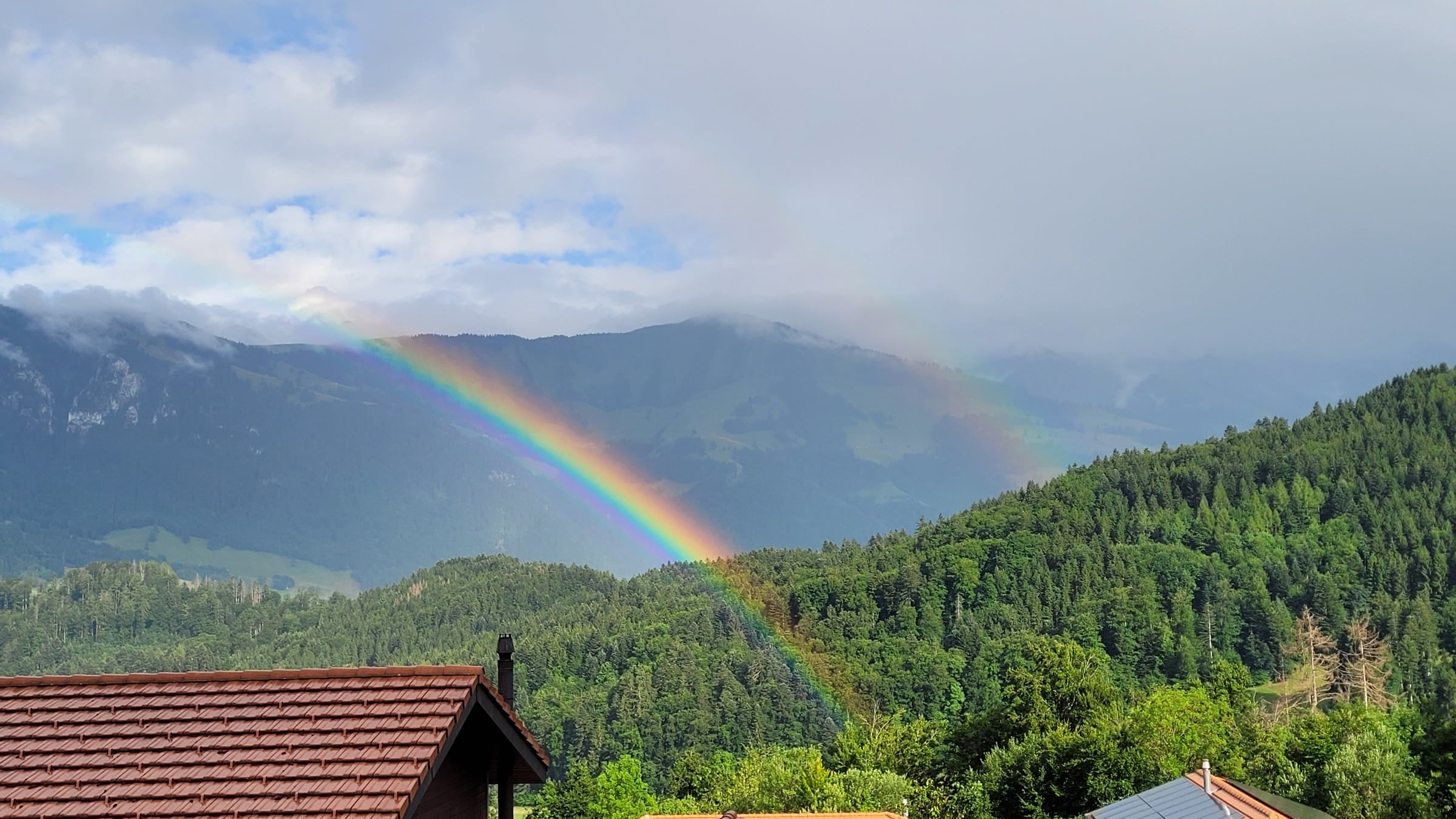 Un arc-en-ciel au-dessus des montagnes de Gruyère, vu depuis l'atelier