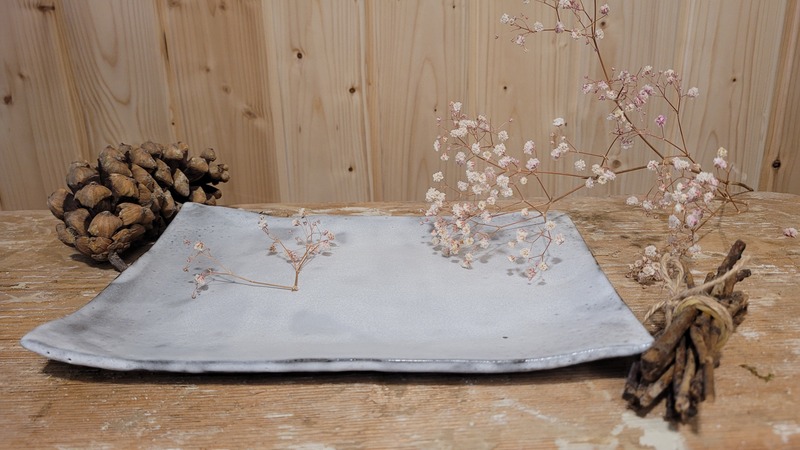 Plat et fleurs séchées